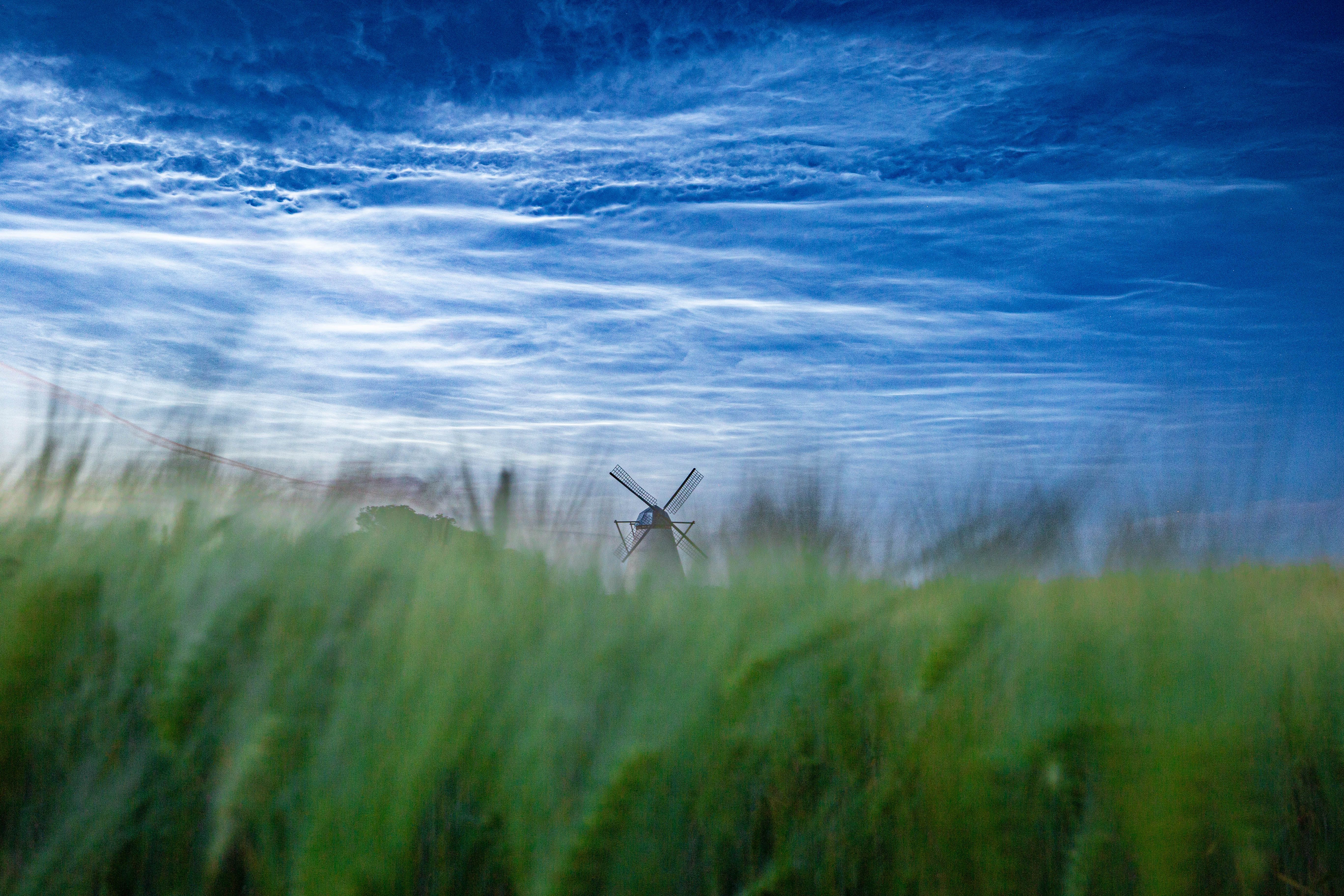 Helkivate pilvede lummav vaatepilt Vihula tuuleveski taustal.