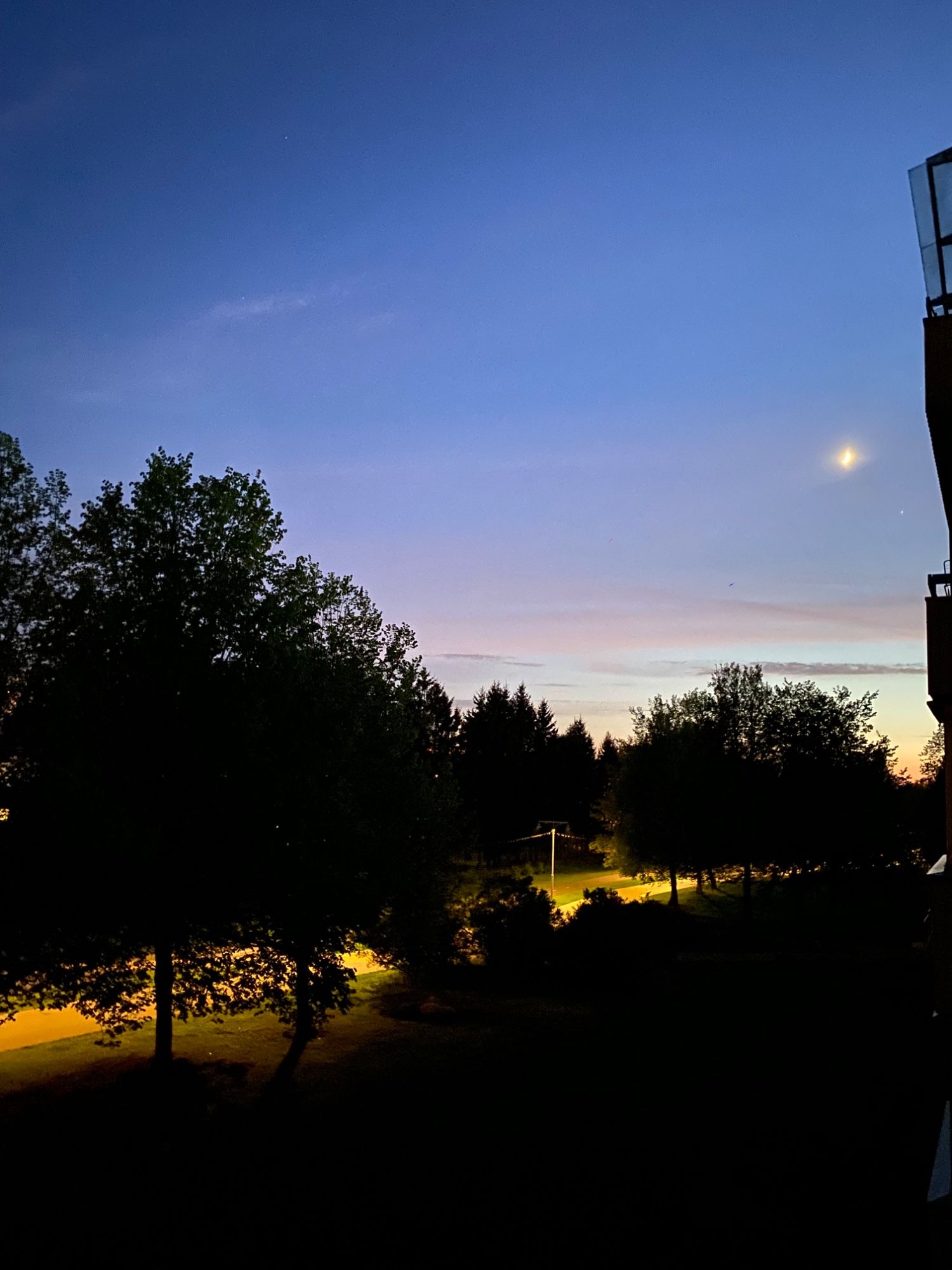 Eesti suvi seisneb valgetes öödes ja nende ööde lõpmatutes võimalustes. Foto kajastab, kuidas inimene peaks taevasse vaatama ja leidma endale võimaluse.