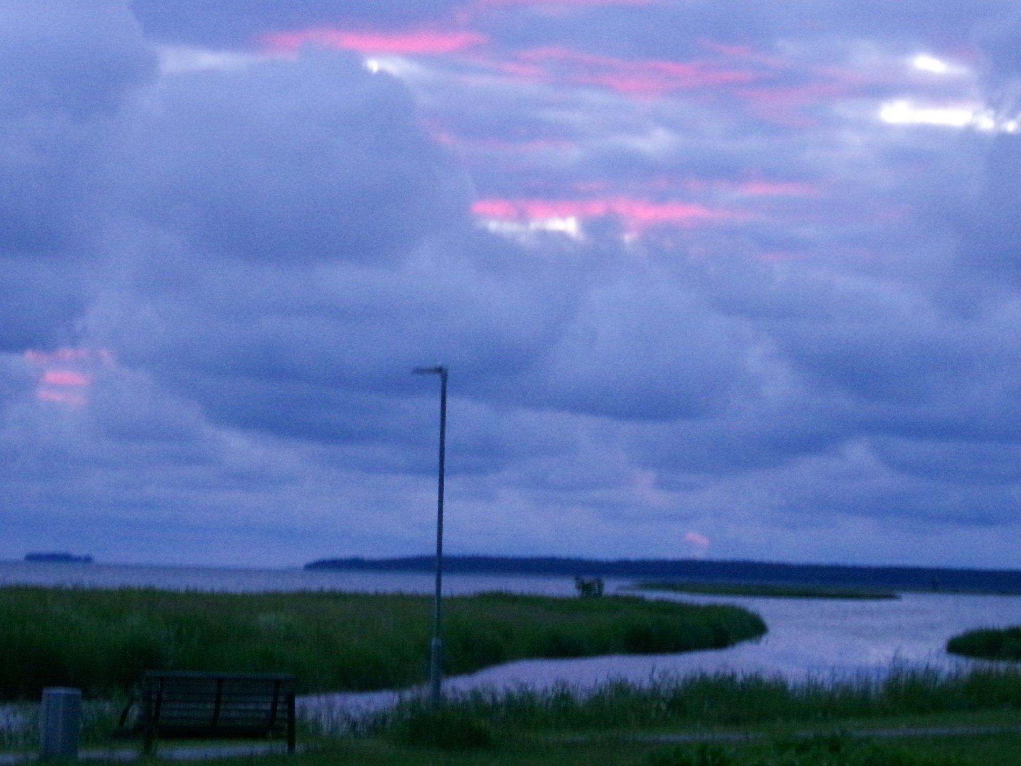 Pilvine päikeseloojang.