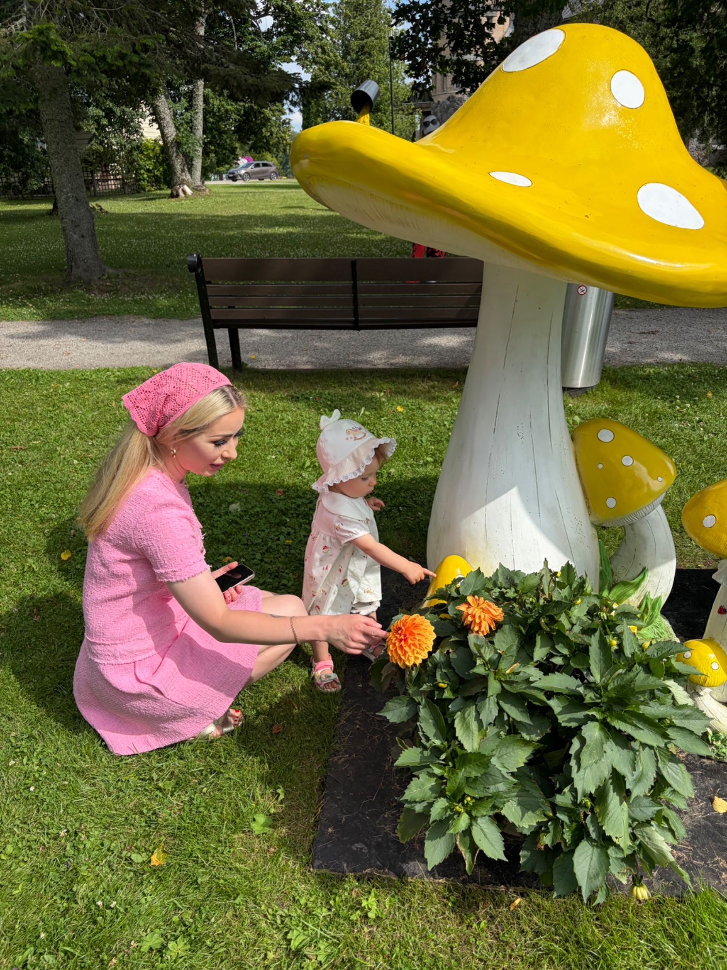 Vaata, emme! Väike seen ka!