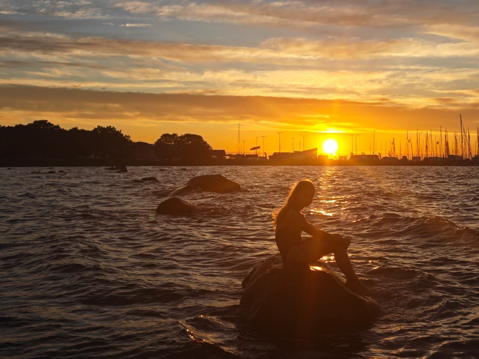 Tüdruk päikeseloojangus🌅