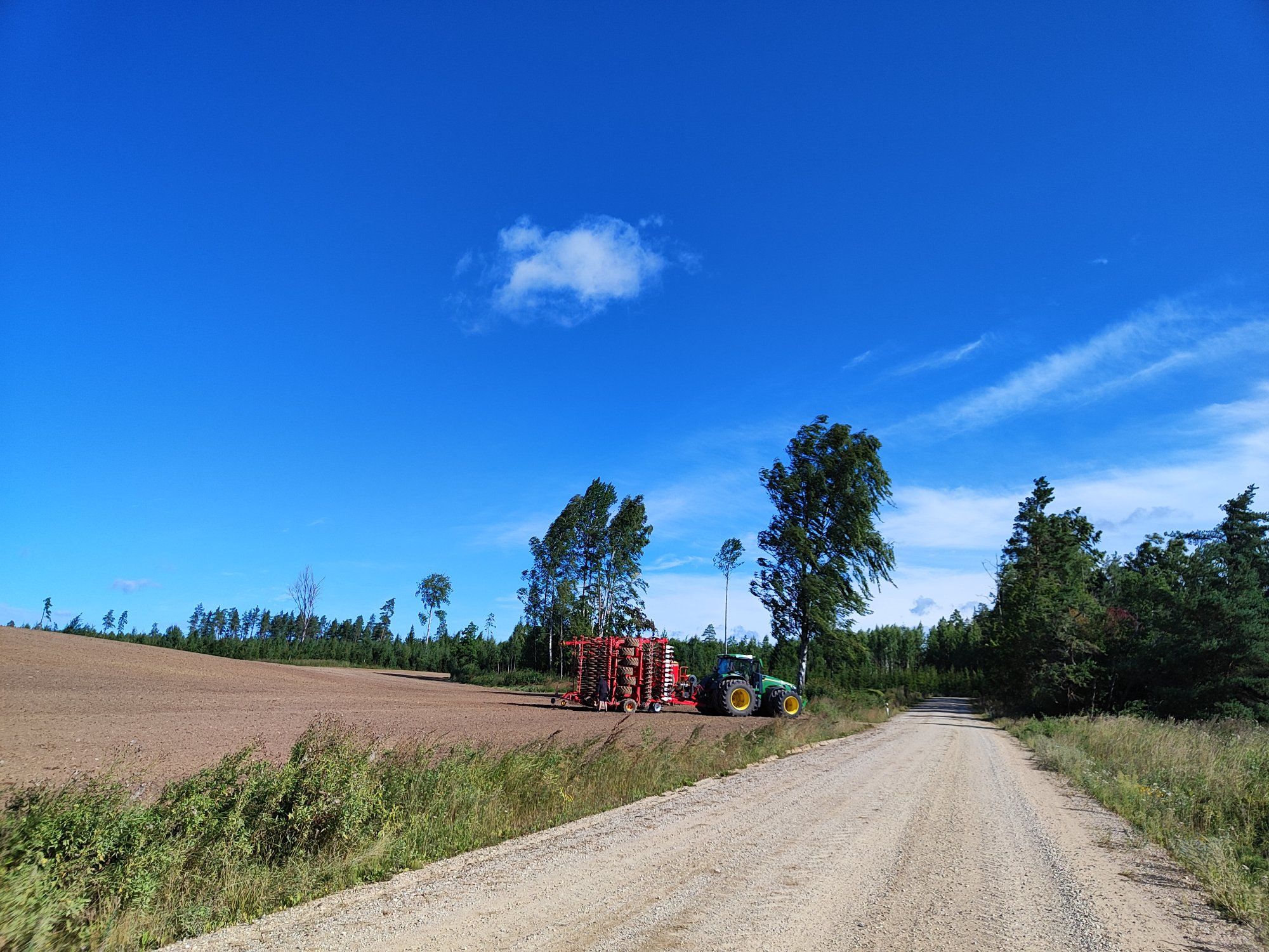 Saarjärvel ühistu põldusid kultiveeritakse 